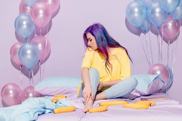 Beautiful Young Woman Sitting Bed Bananas Balloons — Stock Photo, Image