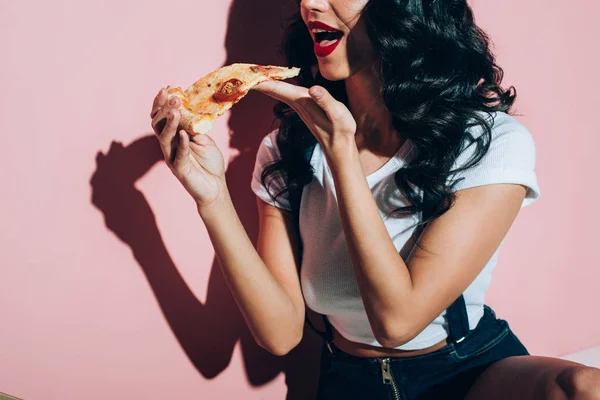 Beskuren Bild Ung Kvinna Äter Pizza Rosa Bakgrund — Stockfoto