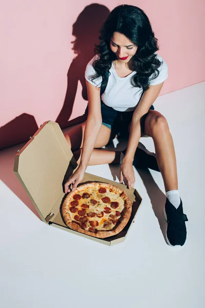 Vedere Unghiulară Înaltă Femeii Elegante Cutie Livrare Pizza Podea Fundal — Fotografie, imagine de stoc