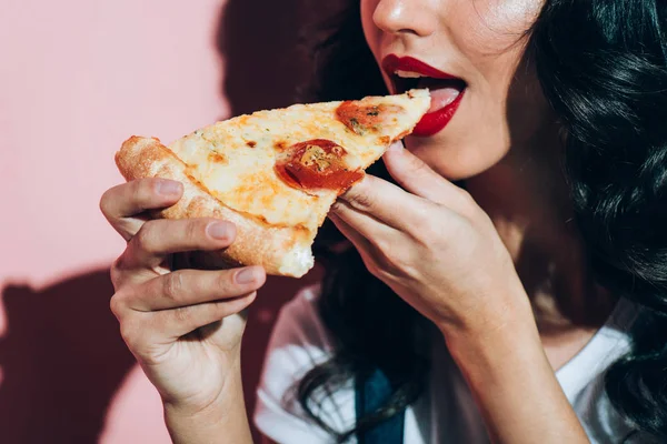 Частичный Вид Женщины Которая Ест Пиццу Розовом Фоне — стоковое фото