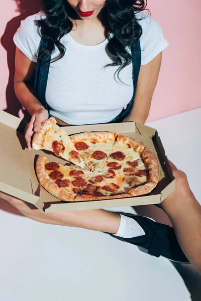 Vedere Parțială Femeii Elegante Cutie Livrare Pizza Podea Fundal Roz — Fotografie, imagine de stoc
