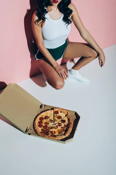 Partial View Stylish Woman Delivery Box Pizza Floor Pink Backdrop — Stock Photo, Image