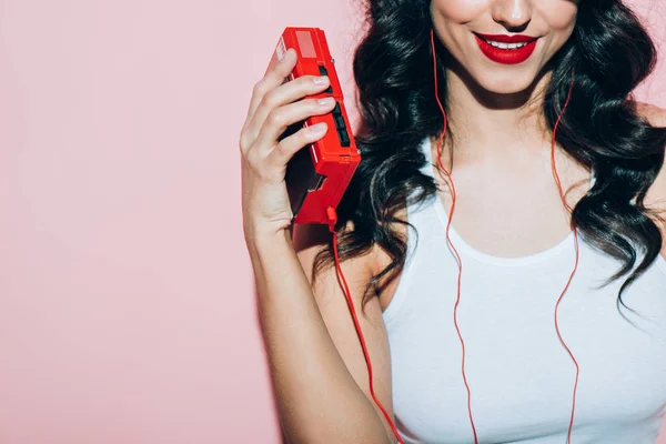 Vue Partielle Femme Souriante Avec Lecteur Musique Rétro Sur Fond — Photo