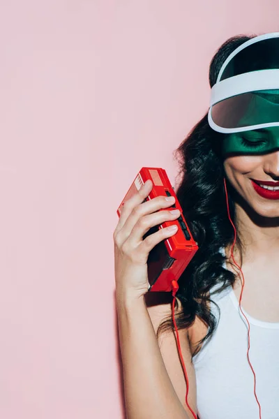 Vista Parziale Donna Sorridente Con Lettore Musicale Retrò Sfondo Rosa — Foto Stock