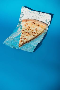 parça İtalyan pizza görünümü üzerinde mavi arka plan folyoyu kadar kapatın