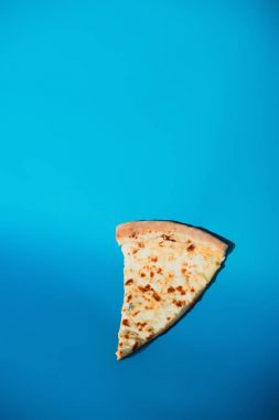 peynirli pizza mavi izole parçası görünümünü kapat 