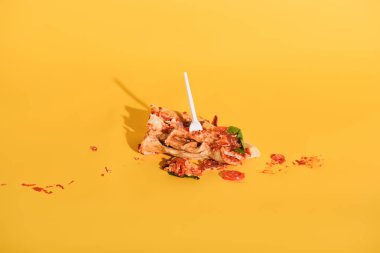 kırık parça pizza tek kullanımlık çatal bakış turuncu zemin üzerinde kapatın
