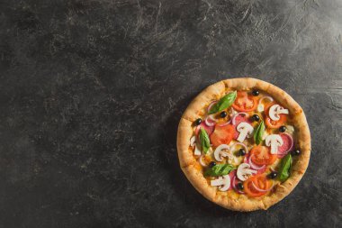 karanlık masa üzerinde pişmiş İtalyan pizza Üstten Görünüm