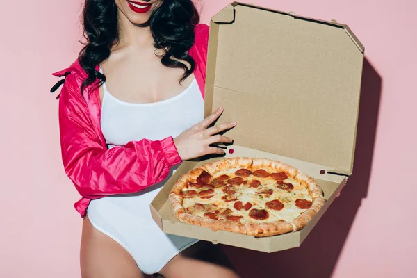 Tiro Recortado Mulher Bodysuit Branco Segurando Caixa Entrega Com Pizza — Fotografia de Stock