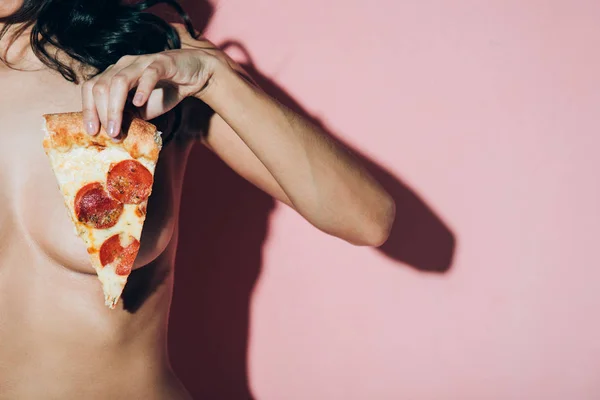 Gedeeltelijke Weergave Van Topless Vrouw Houdt Stuk Van Pizza Roze — Gratis stockfoto