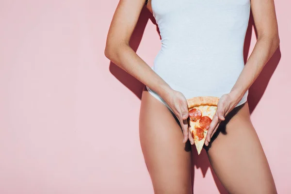 Ofullständig Bild Kvinna Vita Bodysuit Håller Italiensk Pizza Rosa Bakgrund — Stockfoto