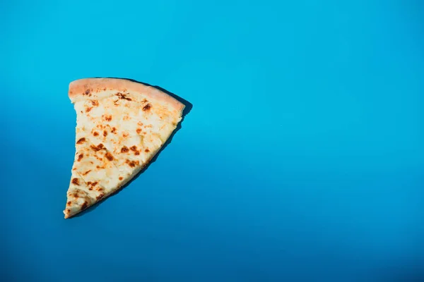 Close Van Stuk Van Italiaanse Pizza Geïsoleerd Blauw — Gratis stockfoto