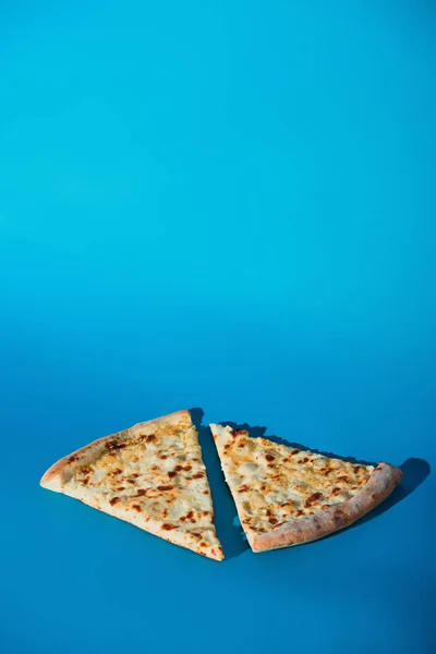 Vista Perto Pedaços Pizza Cozida Isolada Azul — Fotografia de Stock