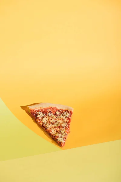 Close View Piece Italian Pizza Colorful Background — Free Stock Photo