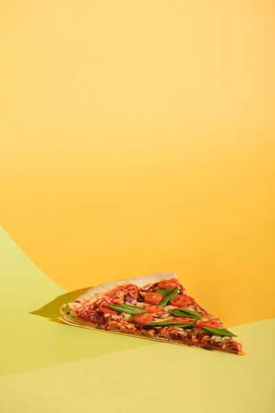 Закрыть Вид Кусок Пиццы Помидорами Черри Базиликом Красочном Фоне — стоковое фото