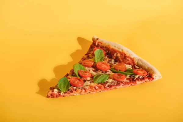 Vista Perto Pedaço Pizza Com Tomate Cereja Manjericão Fundo Laranja — Fotografia de Stock