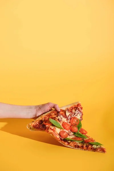 Частичный Вид Женщины Держащей Кусок Пиццы Помидорами Черри Руке Желтом — стоковое фото