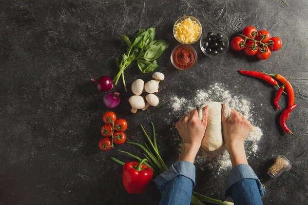 Cropped Shot Woman Braking Dough While Cooking Italian Pizza Dark — Stock Photo, Image