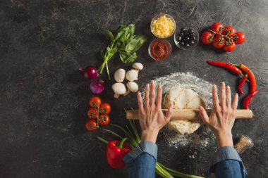 hamur karanlık masa üzerinde İtalyan pizza pişirme sırasında frenleme kadın görüntüsünü kırpılmış