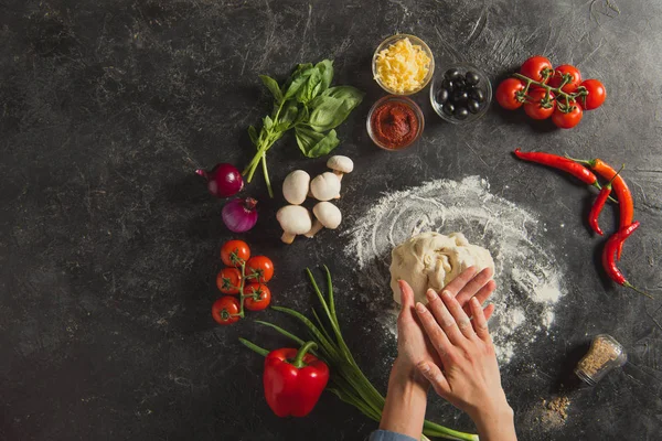 Vágott Lövés Tészta Fékezés Sötét Asztallapra Olasz Pizza Főzés Közben — Stock Fotó