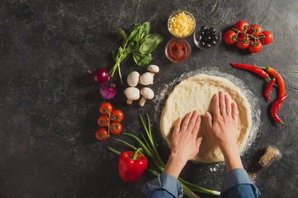 Cropped Shot Woman Cooking Italian Pizza Fresh Ingredients Dark Tabletop — Stock Photo, Image