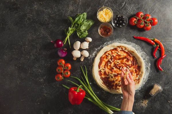 Tiro Recortado Mujer Poniendo Queso Rallado Masa Mientras Cocina Pizza —  Fotos de Stock