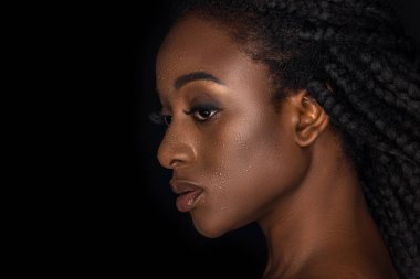 yüz uzağa izole siyah görünümlü su damlaları ile güzel Afrikalı-Amerikalı kadın portresi profili