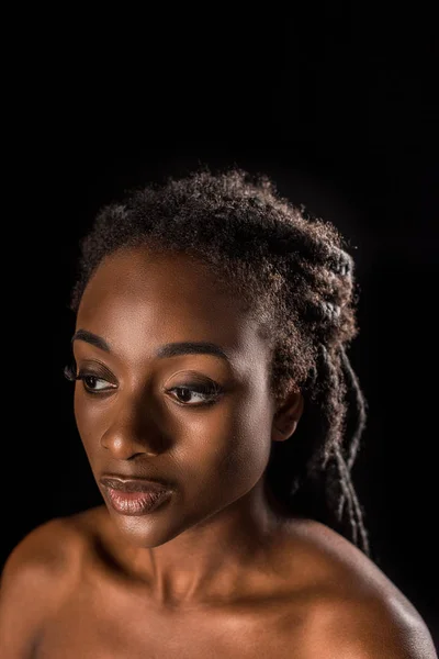 Porträtt Vackra Unga Afroamerikanska Kvinna Som Tittar Bort Isolerade Svart — Gratis stockfoto