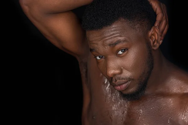 Svettig Nakna Överkropp Unga Afroamerikanska Man Poserar Och Tittar Kameran — Stockfoto