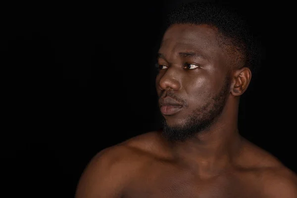 Stilig Ung Bar Överkropp Afroamerikanska Man Tittar Bort Isolerade Svart — Stockfoto