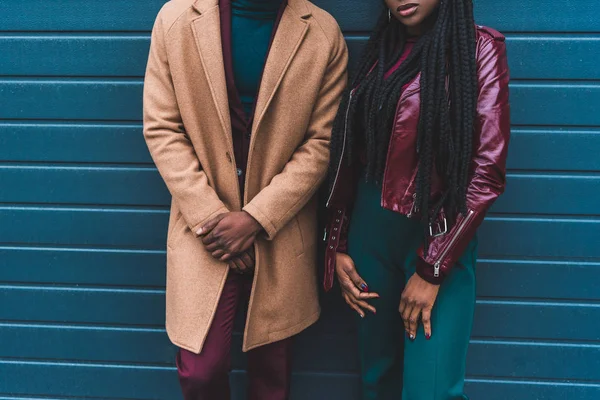 Обрізаний Знімок Стильної Афроамериканської Пари Модній Куртці Накладці — стокове фото