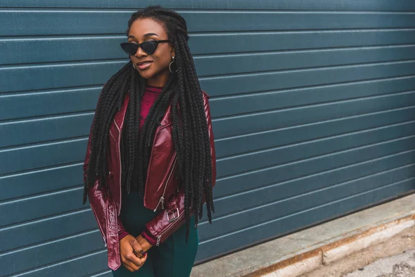 Hermosa Sonriente Joven Afroamericana Mujer Chaqueta Moda Gafas Sol Posando — Foto de Stock