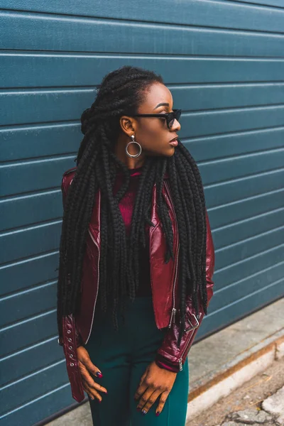Mooie Stijlvolle Jonge Afro Amerikaanse Vrouw Jas Zonnebril Weg Zoek — Stockfoto