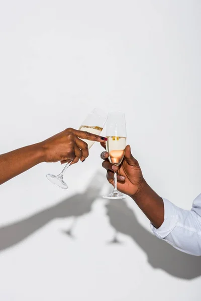 Beskuren Bild Afrikanska Amerikanska Par Klirrande Glas Champagne Vit — Stockfoto