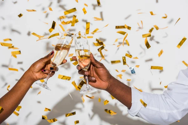 Nahaufnahme Teilansicht Eines Afrikanisch Amerikanischen Paares Das Champagnergläser Auf Weiß — Stockfoto