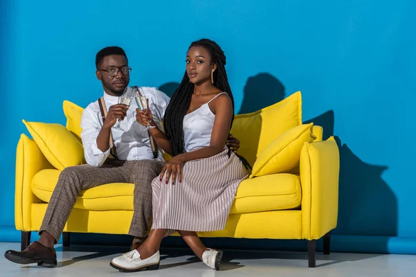 Beautiful Young African American Couple Drinking Champagne Sofa Blue — Stock Photo, Image