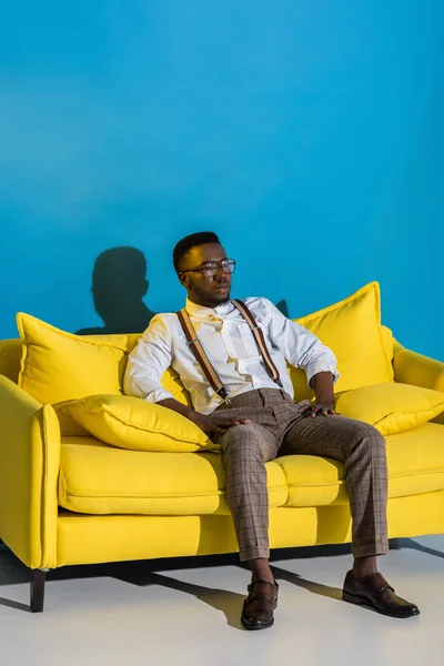 Jovem Homem Americano Africano Elegante Óculos Sentado Sofá Amarelo Olhando — Fotos gratuitas