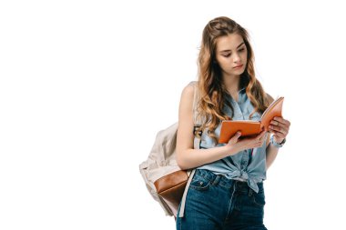 güzel öğrenci üzerinde beyaz izole kitap okuma