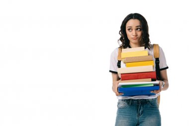 dalgın Afro-Amerikan teen öğrenci üzerinde beyaz izole kitap yığını tutan