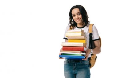 gülümseyen Afro-Amerikan teen öğrenci üzerinde beyaz izole kitap yığını tutan
