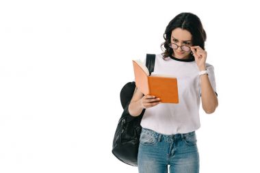 Afro-Amerikan teen öğrenci üzerinde beyaz izole kitap okuma