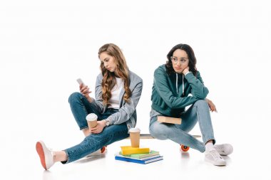 üzgün arkadaş beyaz izole smartphone kullanarak süre oturan Afro-Amerikan kız