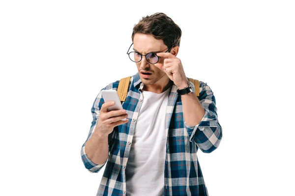 Estudante Bonito Chocado Olhando Para Smartphone Isolado Branco — Fotografia de Stock