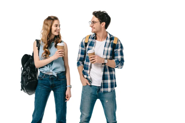 Jóvenes Estudiantes Sonrientes Sosteniendo Café Para Mirándose Aislados Blanco — Foto de Stock