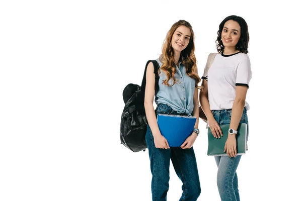 Estudiantes Multiculturales Sonrientes Sosteniendo Libros Texto Mirando Cámara Aislada Blanco — Foto de Stock