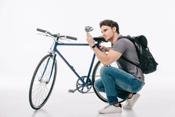 Estudiante Guapo Reparación Bicicleta Blanco — Foto de Stock