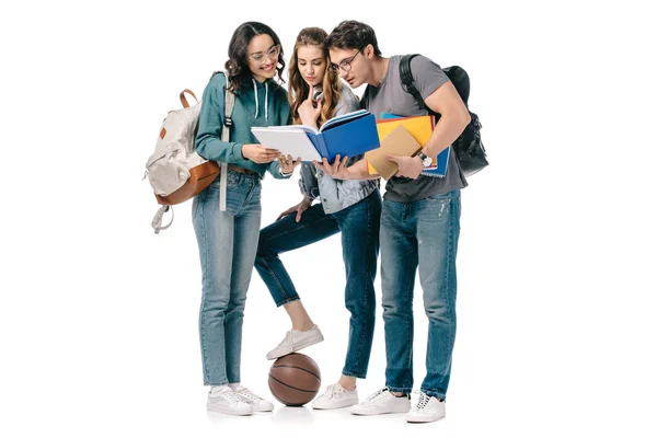 Estudiantes Multiétnicos Mirando Libro Aislado Blanco —  Fotos de Stock