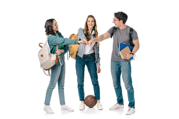 Fröhliche Multikulturelle Studenten Die Mit Der Faust Auf Weiß Schlagen — Stockfoto