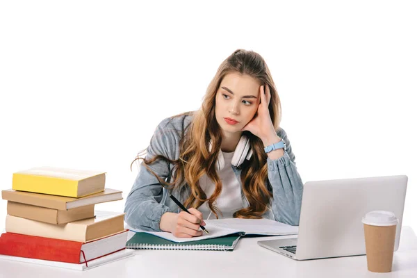 Estudante Bonito Escrevendo Algo Olhando Para Longe Isolado Branco — Fotografia de Stock