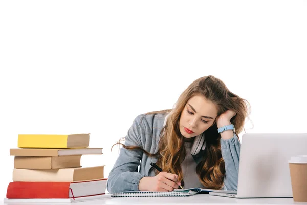 Estudante Cansado Escrevendo Algo Mesa Isolado Branco — Fotografia de Stock